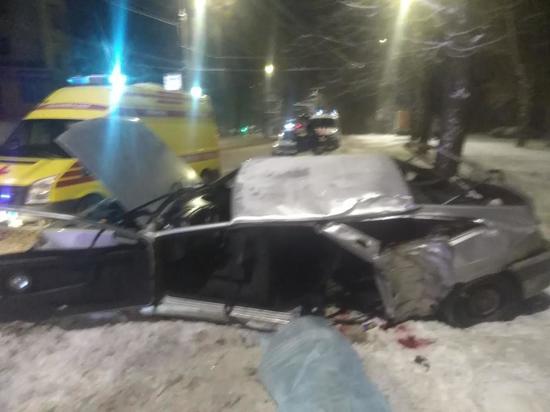 Один погиб, трое в реанимации: ночью в Иванове «ВАЗ» влетел в столб