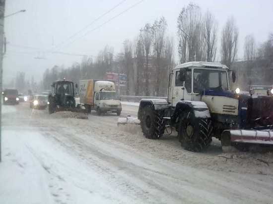 В Воронеже устраняют последствия снегопада