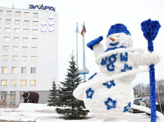 В Чебоксарах появился большой танцующий Снеговик