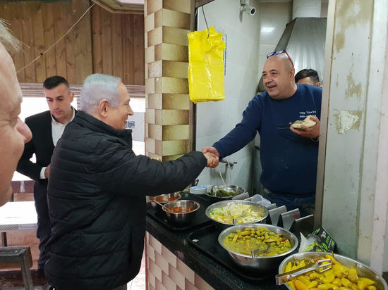 Нетаниягу понравился фалафель в Кирьят-Шмоне Нетаниягу понравился фалафель в Кирьят-Шмоне