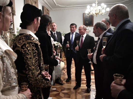 Путин привез лидеров стран СНГ на балет "Щелкунчик"