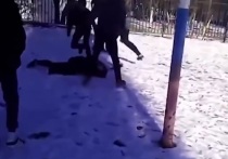 Два девятиклассника из школы Новошахтинска в Ростовской области вызвали на «стрелку» парня из параллельного класса и жестоко избили его из-за «неправильной», на их взгляд, одежды, сообщает Life Shot