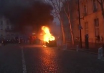 В центре Парижа протестующие начали громить рестораны, кафе и магазины