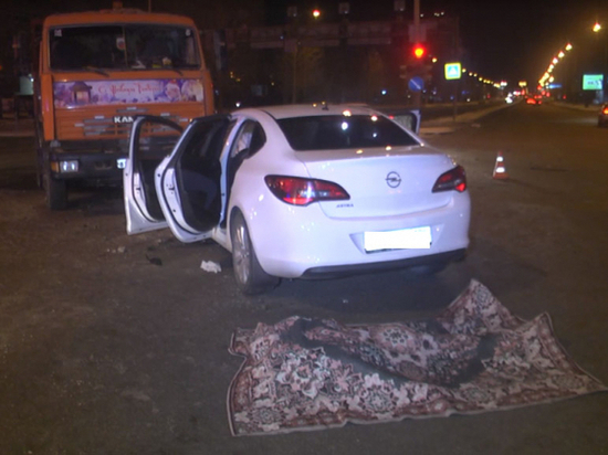 В Екатеринбурге погиб пассажир Opel, который врезался в Камаз