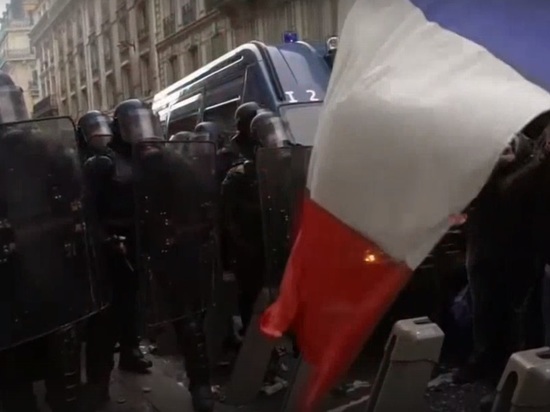 Российская журналистка пострадала в ходе протестной акции в Париже