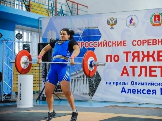 Турнир для тяжелоатлетов на призы Петрова стартовал в Волгограде