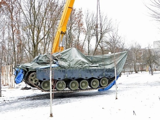 Парк Победы в Твери милитаризуется - здесь установили танк Т-80