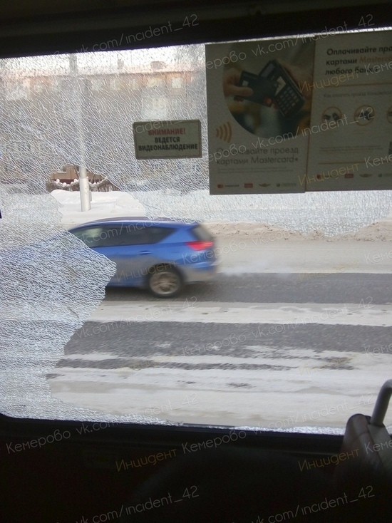 В кемеровской маршрутке прямо на ходу от мороза лопнуло стекло