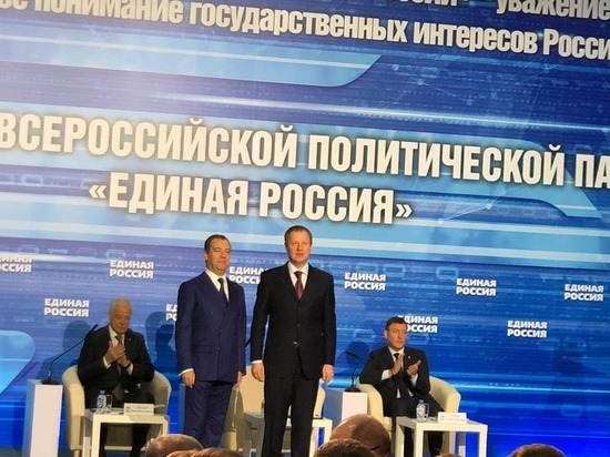 Виктор Томенко получил партбилет «Единой России» из рук Дмитрия Медведева