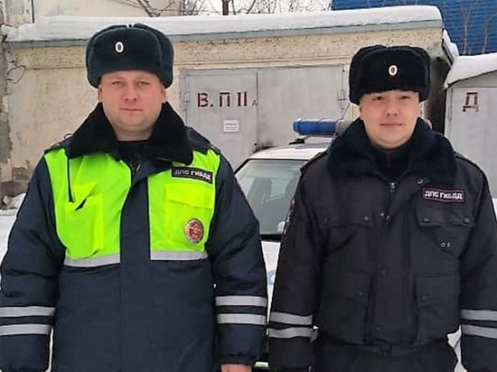 Кемеровские инспекторы ГИБДД спасли из огня многодетную семью