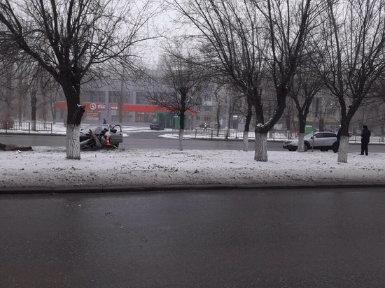 На западе Волгограда автомобилист умер за рулем, машина въехала в дерево