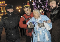 В канун 2010 года Людмилу Алексееву арестовали на Триумфальной площади в костюме Снегурочки