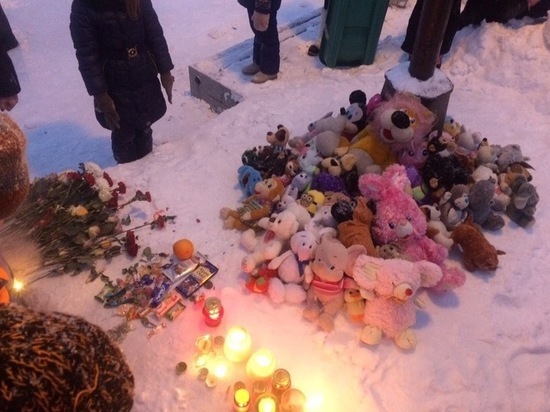 Стихийный мемориал появился в Междуреченске после гибели девочки
