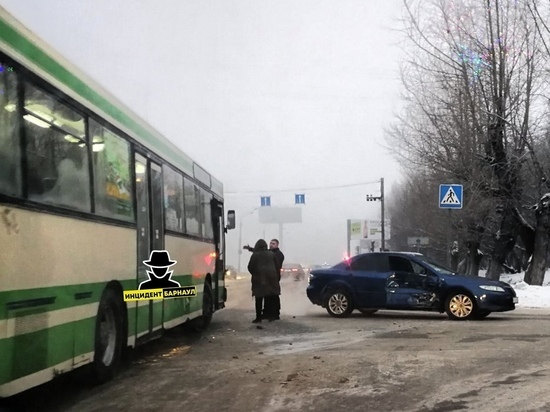Автобус №20 снес иномарку в Барнауле