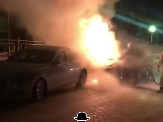 Автомобиль Infiniti сожгли ночью в Барнауле