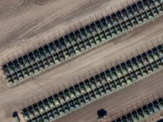 На границе Ростовской области с Украиной запечатлели сотни танков и грузовиков