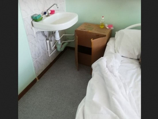 Волгоградские чиновники объяснили картонные тумбочки в больнице
