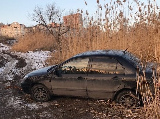 В Волгограде больше суток вытаскивали из грязи иномарку