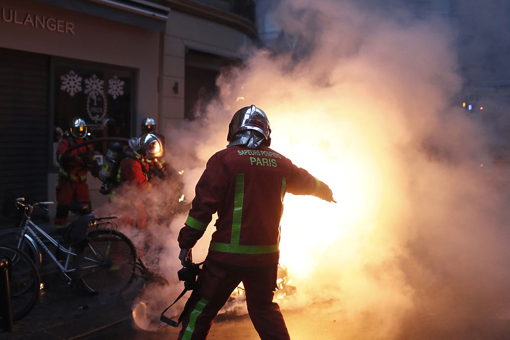 Франция на баррикадах: дикие фото массовых протестов "желтых жилетов"
