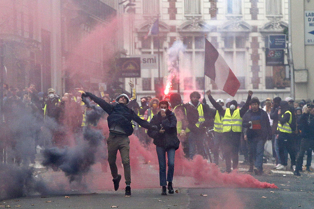 Франция на баррикадах: дикие фото массовых протестов "желтых жилетов"