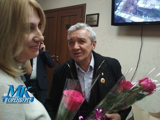 Сергей Столпак подарил кандидаткам в мэры Оренбурга цветы