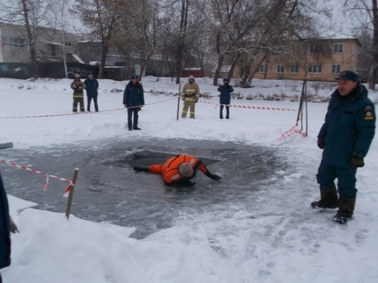 В Комсомольске спасатели провели урок на льду