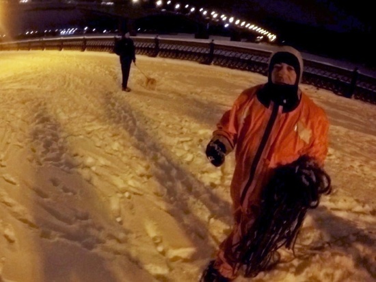 В Ярославле спасли мужчину провалившего под лед Волги в центре города