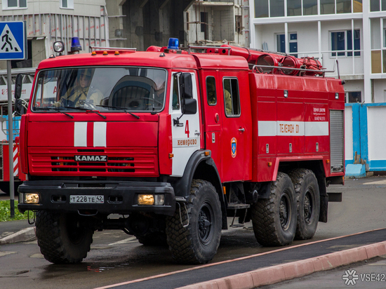 Сотрудники МЧС час тушили пожар в кемеровской бане