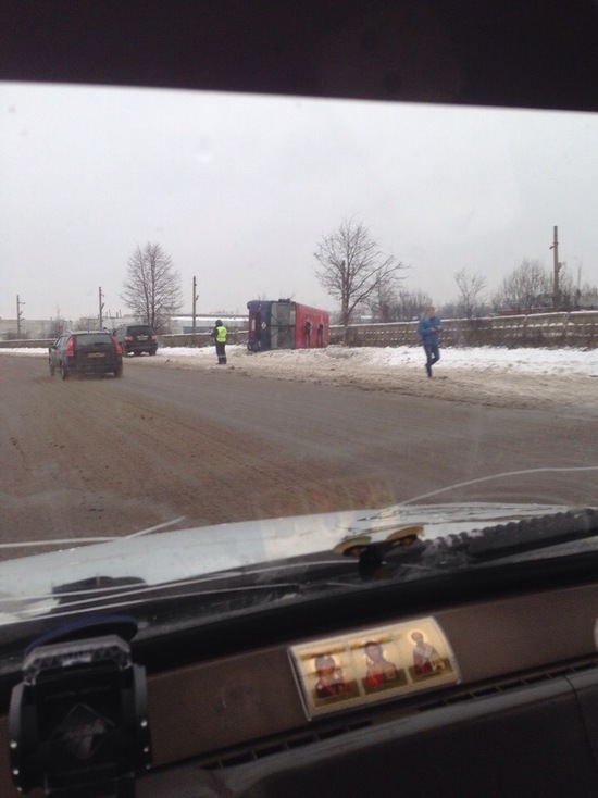 Не вписался в поворот: в Ярославле перевернулась маршрутка с пассажирами