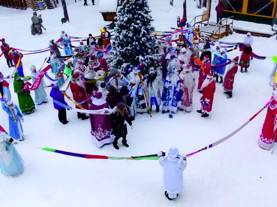 В Кузбассе связали 300-метровый шарф для Деда Мороза