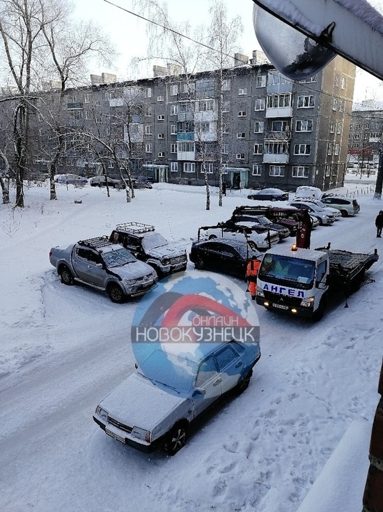 В Новокузнецке с припаркованной посреди дороги иномаркой справился “ангел”