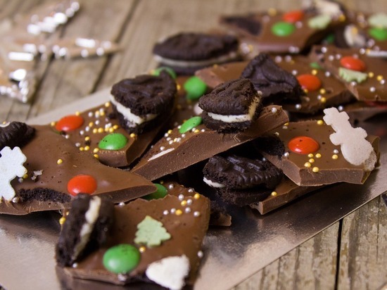 В качестве сладкого подарка лучше купить печенье, шоколадные конфеты, зефир или пастилу