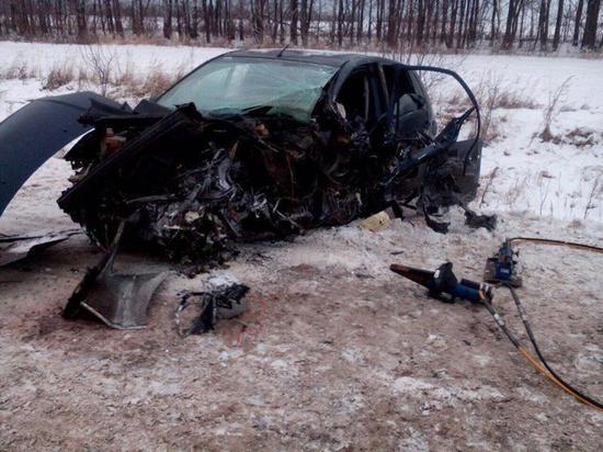 Водитель Ford погиб в лобовом столкновении с Mercedes в Чувашии