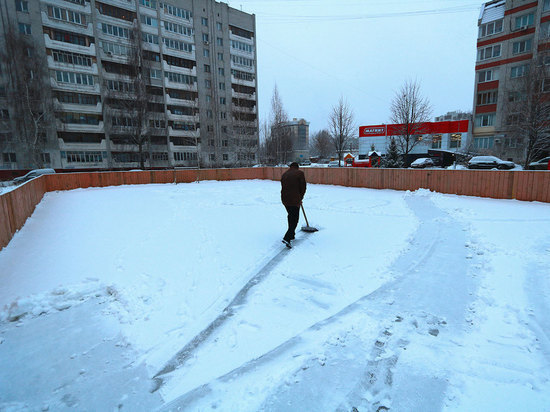 В Брянске готовят к сезону 23 хоккейных корта