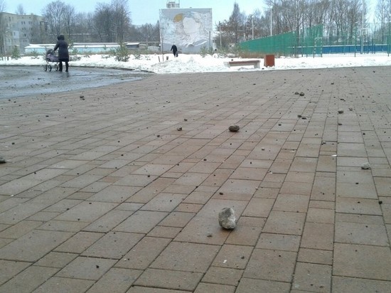 В Ярославле дороги посыпают не песком, а булыжниками
