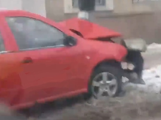 В центре Иваново автоледи на «Шкоде» врезалась в дерево