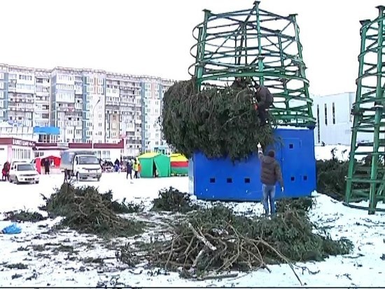 В Новокузнецке начали установку главной праздничной ёлки