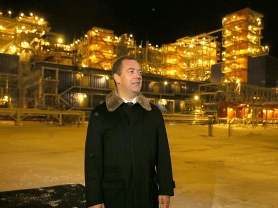 Медведев на Ямале осмотрел газовый завод «для завоевания Китая» Медведев на Ямале осмотрел газовый завод «для завоевания Китая»
