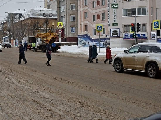 Перекресток возле 28-й школы в Кирове теперь можно перейти по диагонали