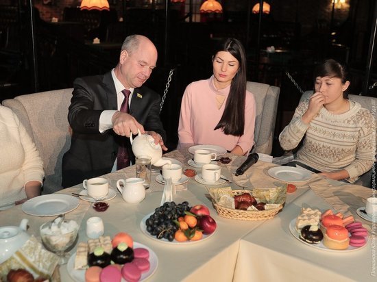 Взялся за старое: Мэр Улан-Удэ снова потчует журналистов завтраками