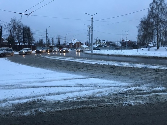 Тула утренняя: автомобилисты и пешеходы вязнут в снежном месиве