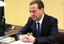 Глава российского правительства Дмитрий Медведев опубликовал в журнале «Закон» статью «25 лет Конституции: баланс между свободой и ответственностью», в которой призвал граждан беречь основной закон страны, поскольку каждое его положение является юридически выверенным, а зачастую и омытым кровью
