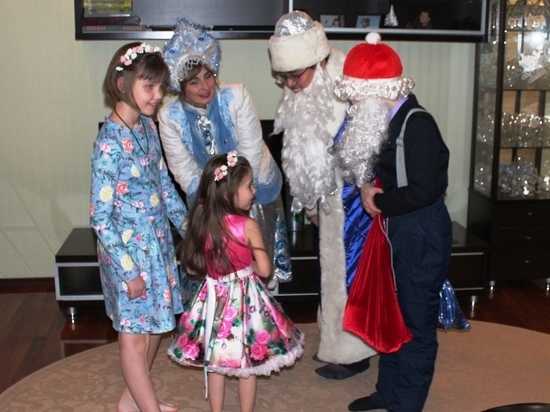 Югорские дети загадали желание китайскому Деду Морозу