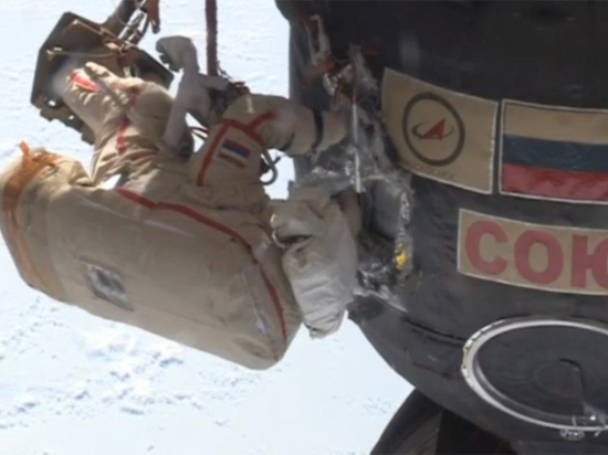 Российские космонавты МКС справились с задачей-максимум во время выхода в открытый космос, пробыв там 7 с половиной часов