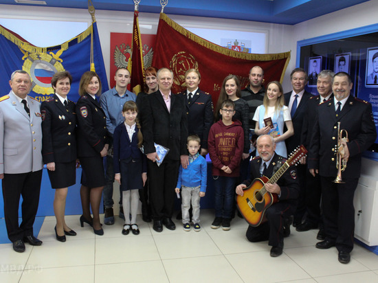 В Екатеринбурге торжественно вручили паспорта новым россиянам
