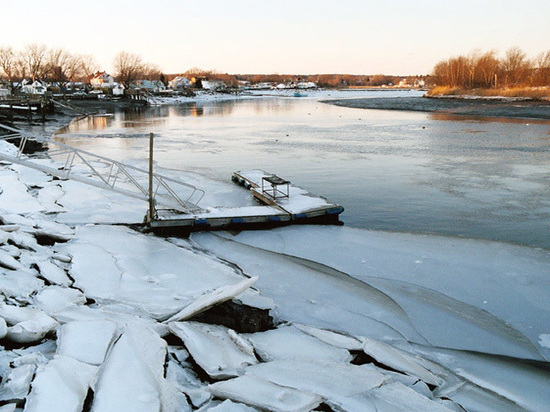 Рыбак не смог выбраться из-под льдины в Ульяновской области