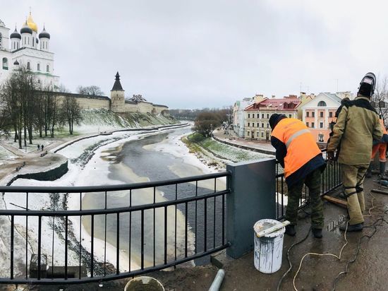 На Троицком мосту в Пскове монтируют новое ограждение