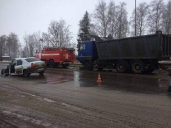 На трассе Ярославль-Рыбинск столкнулись «Рено» и «МАЗ», есть пострадавшие