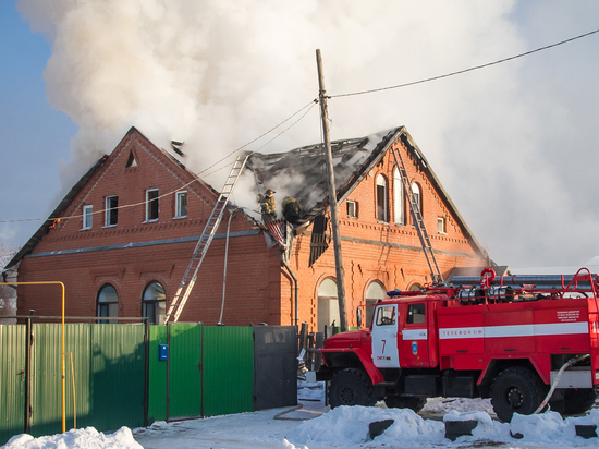 Пожар в омском коттедже тушили шесть часов – фото
