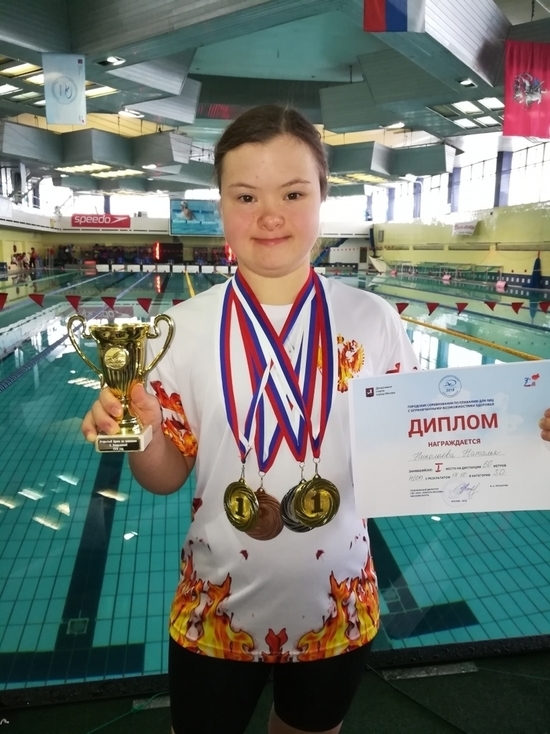 Димитровградская пловчиха с синдромом Дауна взяла весь комплект медалей